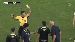 「なんでキレてるの？」危険タックルの判定をきっかけに両指揮官が猛抗議→審判との口論の末にイエローカードが提示された一部始終