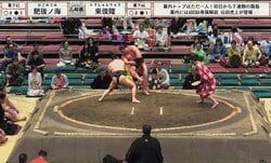 巨漢力士が“回転落下”で控え行司を直撃「あびせ蹴りが行司に…」「顔に足が」ファンひやり
