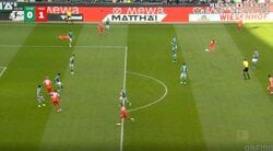 ウソでしょ…！？ 佐野海舟、目を疑う“まさかの展開”「そこ出すんかい！」予想外の“高精度ピンポイントクロス”にスタジアム騒然「もう神やん」「上手すぎやろ」