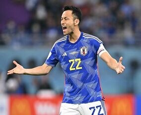 「君を誇りに思う」歓喜のスペイン戦後、吉田麻也と熱い抱擁を交わした世界的名将は？ かつて師事した…【W杯】