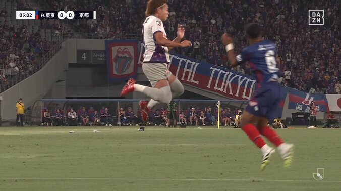 【映像】ジャンプしてる相手に突っ込み空中大激突