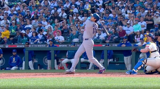 大谷翔平に「MVP！MVP！」 敵地で轟いた異例チャント、“サムアップ”で応えた劇的55号は「役者すぎる」感動と称賛の声 3枚目