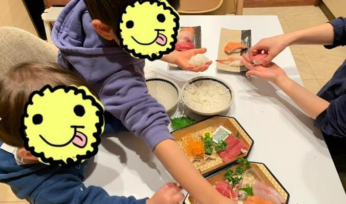  小倉優子、息子達のリクエストで寿司作り「楽しそう」「上手」の声  1枚目
