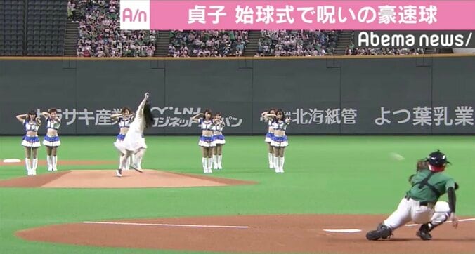貞子が恐怖の始球式、呪いの速球98キロに札幌ドームが沸く 2枚目