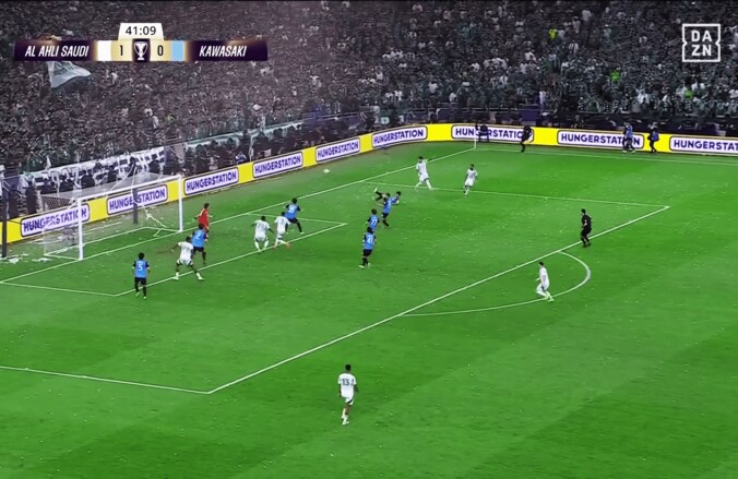 「なんでサウジいるんすか…」フィルミーノが“縦回転チップクロス”で川崎F翻弄→ファン脱帽「意味不明な体勢から理不尽な精度」「個の力で圧倒」「さすがすぎる」【ACLE決勝】 3枚目