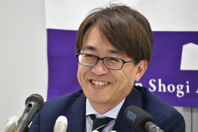 羽生善治会長、八冠独占の藤井聡太竜王・名人にヒーローとしての活躍期待 “七冠”当時の自身と戦ったら？の問いには「全然、全く敵わないです（笑）」 1枚目