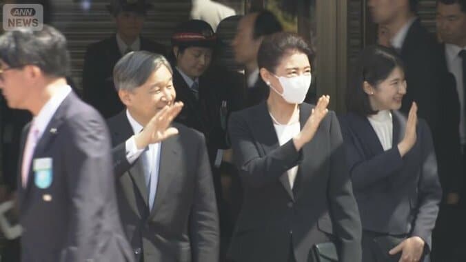 市民らに手を振る天皇ご一家 