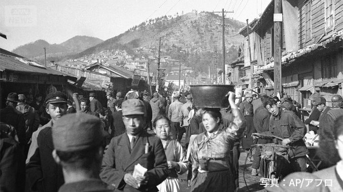 釜山の通りなどで盛んに行われていた闇市＝1951年1月31日