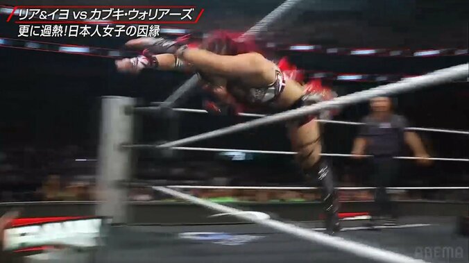 「やっちまった」「首大丈夫」日本人女子スーパースター、頭から場外に落下 あわやの場面にファンひやり 2枚目