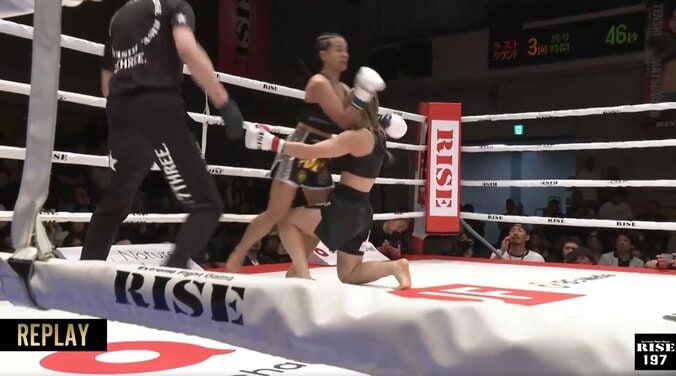 「顔面ボコボコ」「女子レベルじゃない」ノーモーションの右“ズドン”で衝撃ダウン 破壊力を物語る敗者の顔に戦慄 4枚目