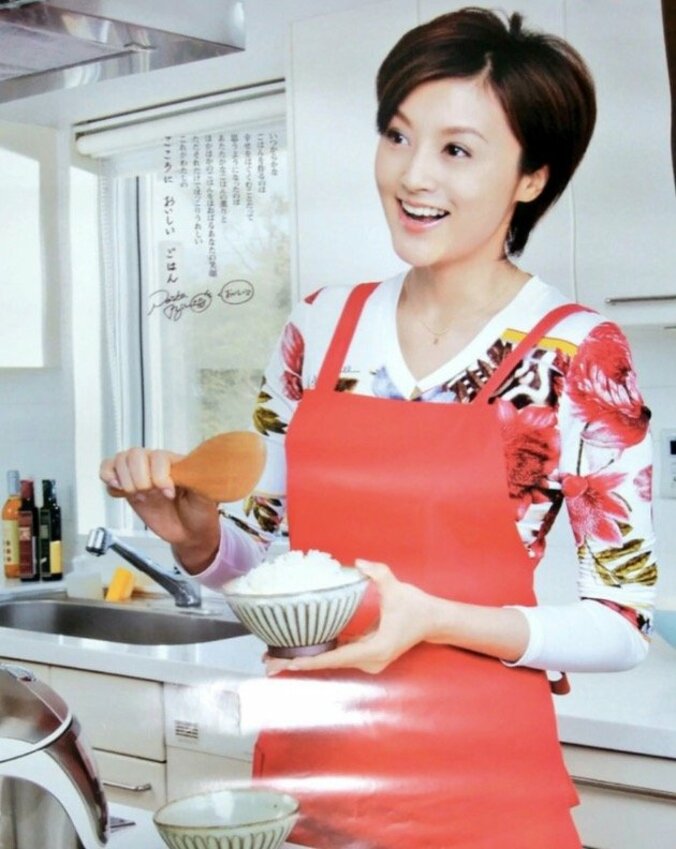藤原紀香、ショートヘア時代の写真を公開「ドラマの役作りで切った時ですね」 1枚目
