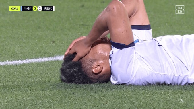 「なにやってんだ…」J1リーグの“衝撃オウンゴール”にファン騒然！「焦りすぎ」「歴史に残る映像」「全員ズコーッだわw」痛恨すぎたオーバーヘッド失敗の瞬間 4枚目