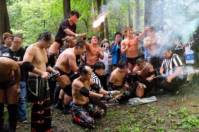 事件発生！死亡確認！バカしかいない中で“誰が一番バカか”決める　「DDTキャンプ場プロレス」、破壊と炎上の狂宴に 2枚目