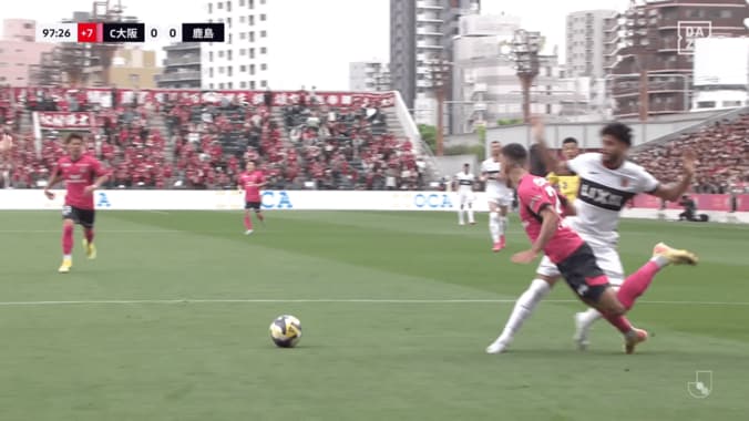 「何そのドリブルw」セレッソMFの“ノールック股抜き突破”が脚光！「スーパーすぎる」「キレッキレやな」「ルーカスうま」PK獲得の決定的瞬間 5枚目