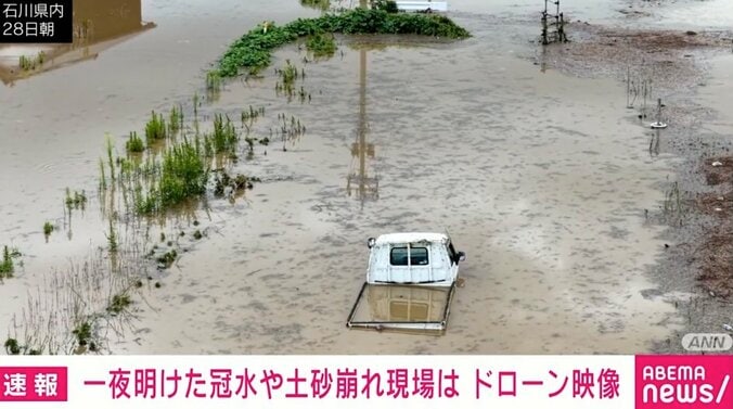 【写真・画像】水田地帯に1台残されたトラック 「昨日はルーフまで水没か」…一夜明け、上空から見た石川県の様子　1枚目