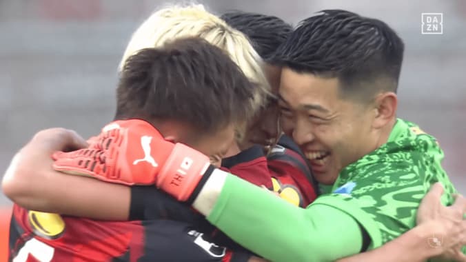 「全サポもらい泣き」鈴木優磨が男泣き！「植田アニキとの涙でもう感涙です」「本当にありがとう」エースとして鹿島を9年ぶりのJ1優勝に導く 5枚目