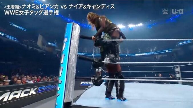 そのまま持ち上げてパワーボムの体勢に