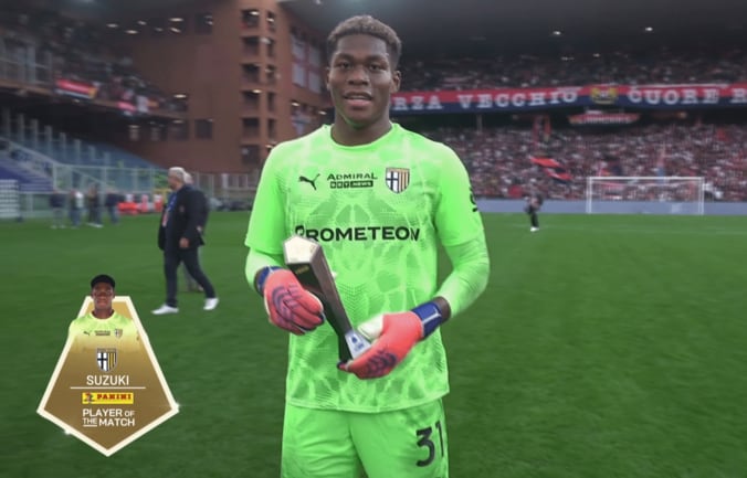 MOMのトロフィーを受け取った鈴木彩艶