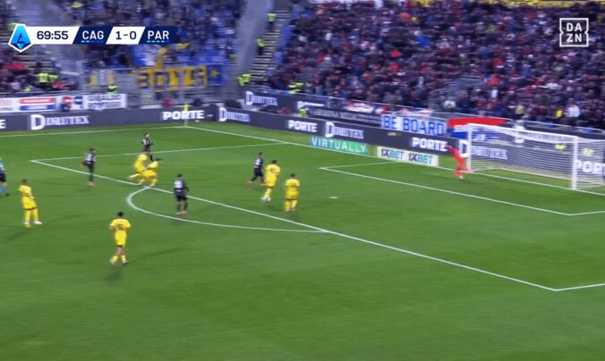 【写真・画像】爆笑！ 世界最強CBが悪童FWを“騙した”瞬間「手を差し伸べると見せかけてw」「最高のエンタメ」まさかの“イタズラ”が話題　1枚目