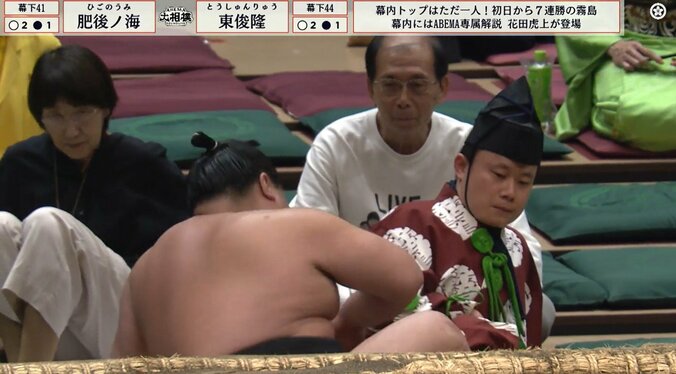 巨漢力士が“回転落下”で控え行司を直撃「あびせ蹴りが行司に…」「顔に足が」ファンひやり 5枚目