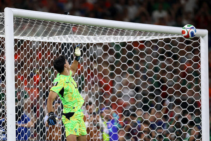 【写真・画像】【W杯】オランダ代表、“涙のゴール”で感動の光景…亡き我が子に捧ぐ魂の一撃に「泣いた」カグポの目に涙　1枚目