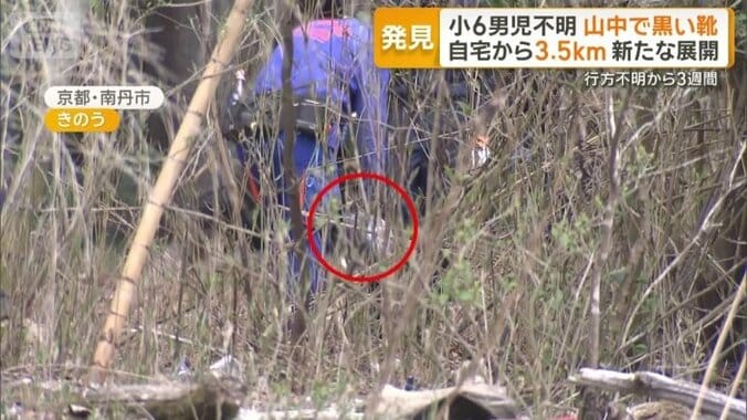 袋に入った何かを警察犬に嗅がせる捜査員