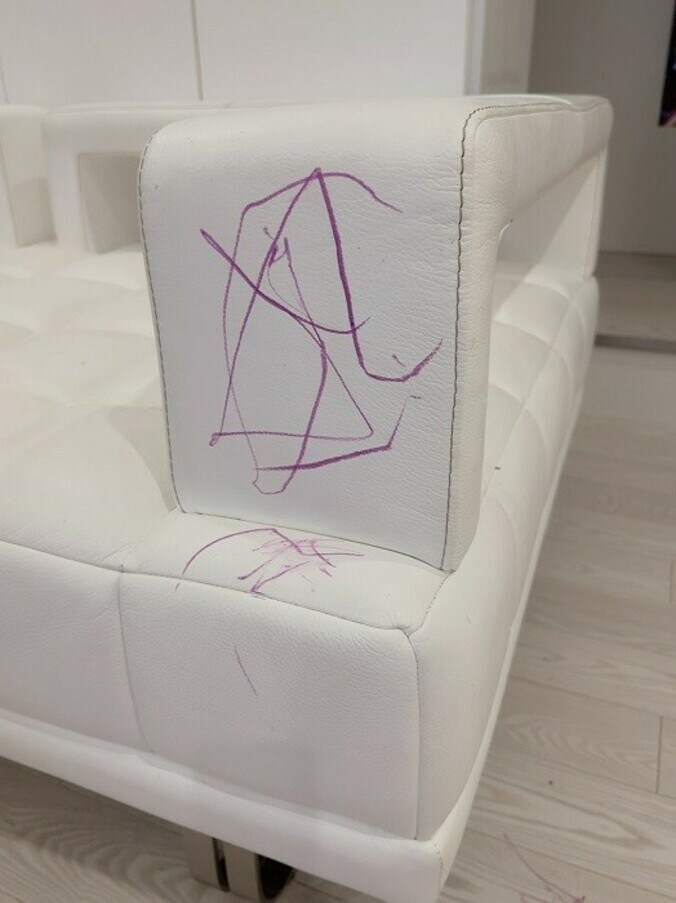  川崎希、娘が白いソファに落書き「大胆に描きまくってびっくり」  1枚目