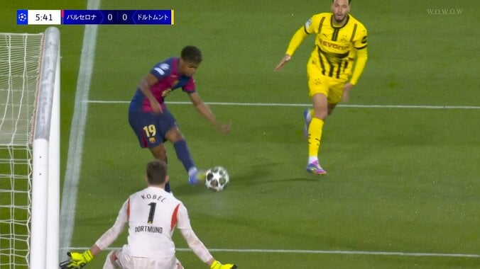 メッシかよ！バルサの17歳が見せた超絶ドリブル＆エラシコが話題「突破がレベチ」「狭いとこ潜り抜けるドリブルは世界トップ」」圧巻ボディフェイントで相手DFを抜き去った瞬間 4枚目