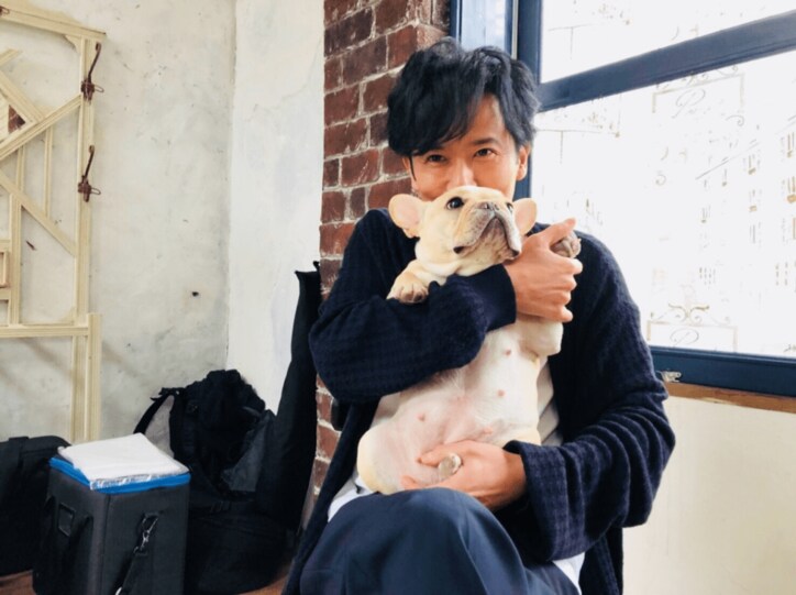「このラベンダーの香りがする人誰?」稲垣吾郎、草なぎ剛の愛犬・くるみを抱っこしたオフショット披露