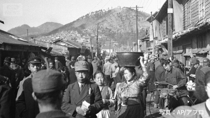 釜山の通りなどで盛んに行われていた闇市＝1951年1月31日