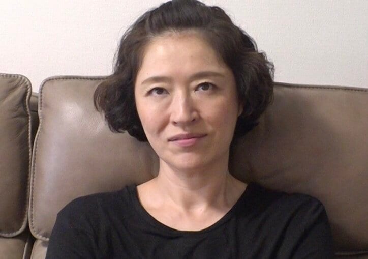 【写真・画像】「謝罪文を100ページ書け」50代俳優、“モラハラ”元夫との壮絶な結婚生活を告白　1枚目