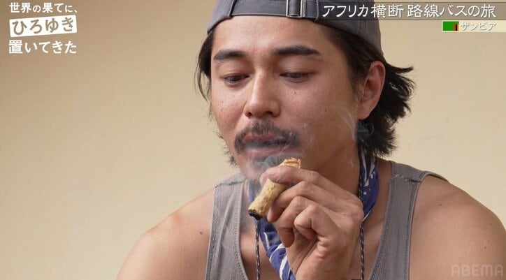 東出昌大、謎の葉っぱで巻きタバコを作る 慣れた手つきに「うまいな〜」番組ディレクター感心 1枚目