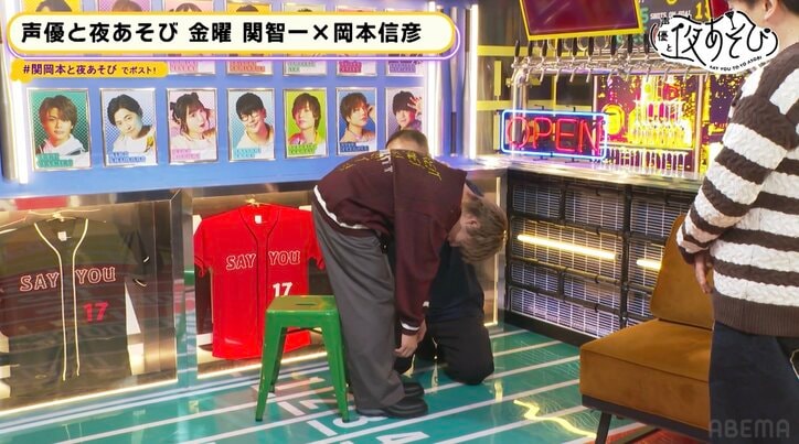 関智一＆岡本信彦が話題の健康法「イス軸法」で強靭な男に!? 関も「ゴッドフィンガァァァァ」披露【声優と夜あそび】
