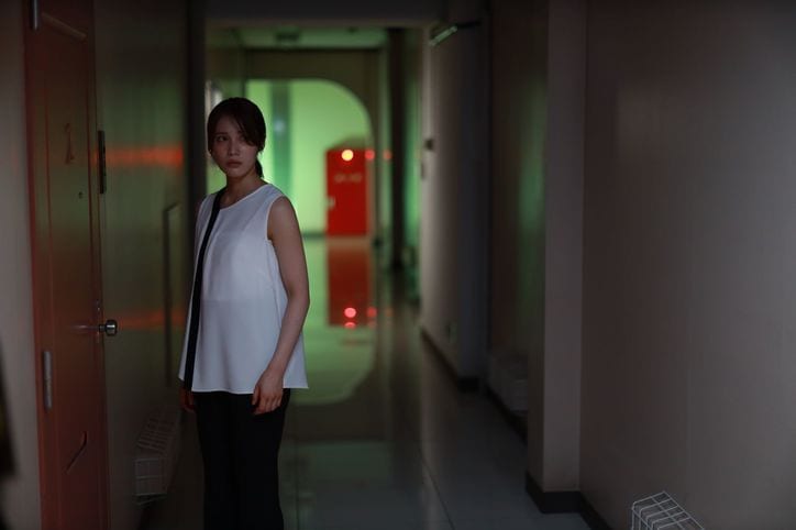 背後から忍び寄る青白い手…配信ならではの攻めた恐怖映像『言霊荘』スピンオフが怖すぎる！