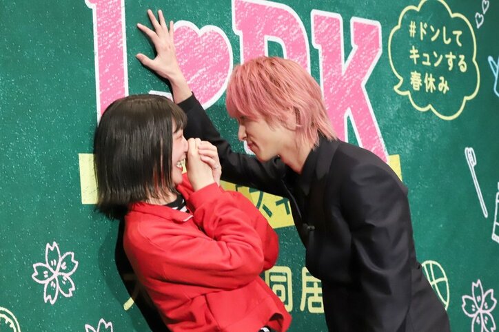 横浜流星、サービス精神満点の“壁ドン”を披露 震えるファンに「大丈夫？」と気遣いも