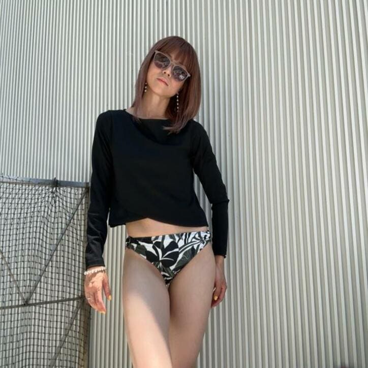  hitomi、今年初プールでの水着姿を公開「カタチがキレイだしオトナっぽい」 