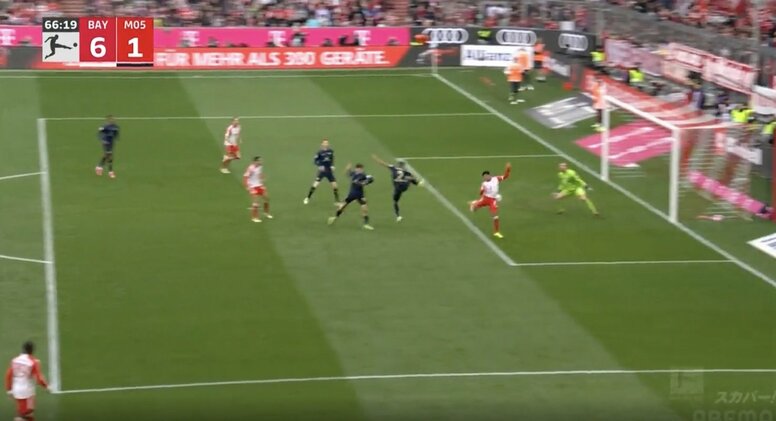 一体、どうやってシュートを撃ったのか？ 誰もが一瞬、理解に苦しむ“スーパーゴール”　ドイツ代表FWが意味不明すぎるヒールシュートを炸裂した瞬間