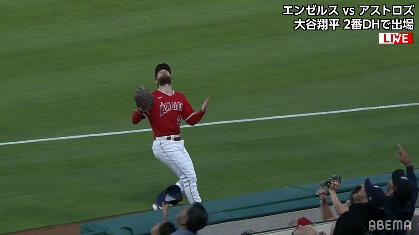 大谷翔平の同僚「ボールどこ？」観客「（指さして）あそこだよ、あそこ！」薄暮でフライを完全に見失いヒヤリ 野球 Abema Times