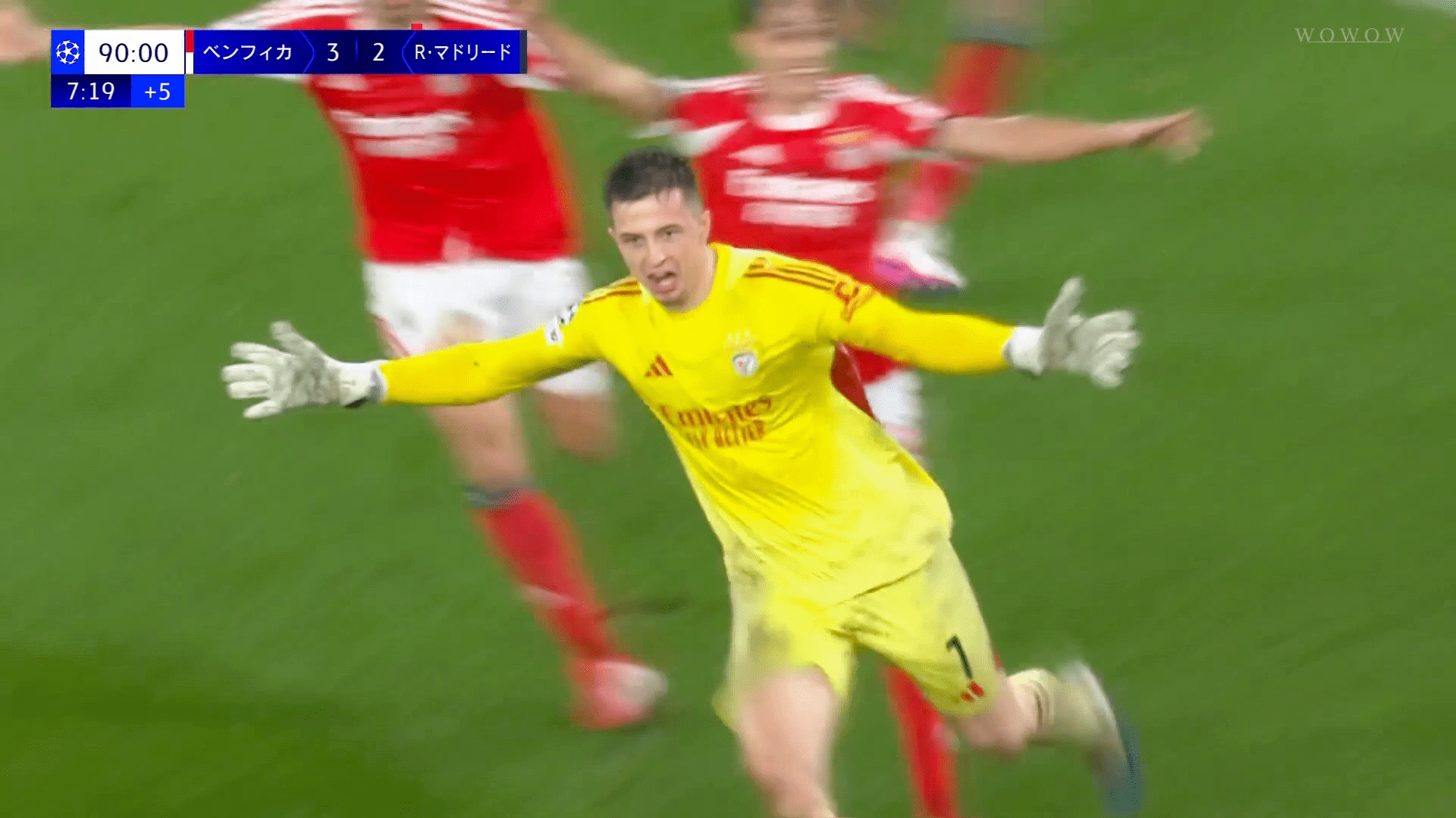 【写真・画像】「1人で2人を抑えるのエグすぎる」遠藤航の“神ディフェンス”に騒然!「それ追いつくのヤバい」「よく一人で頑張った」緊急出場の右SBでピンチ阻止 1枚目