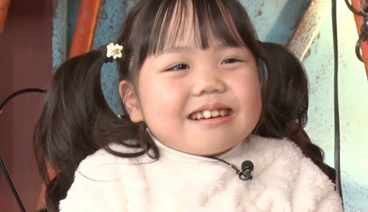 先天性疾患による低身長・りおなちゃん（8）、小学校で“手を挙げない