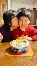  野田聖子氏、息子が12歳の誕生日を迎えキスショットを公開「卒業式に着るスーツをプレゼント」 