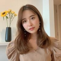 衛藤美彩、ひまわりをバックにセルフショットを公開「綺麗すぎでしょ」「美人すぎます」の声