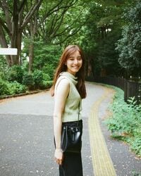 新木優子、満面の笑みを浮かべた“振り向きショット”を披露 「もはや写真集」とファン絶賛