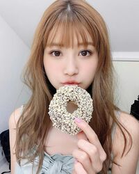 「もう何もかも可愛すぎる」「ぐうかわ」生見愛瑠の“ドーナツショット”にファン絶賛