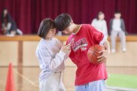 「ギューしよ」2人きりの体育館でイチャイチャ…高校生カップルの休み時間を覗き見