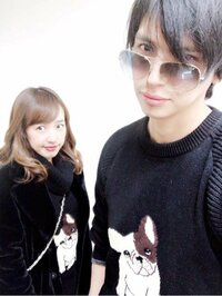 川崎希＆アレクサンダー夫妻、犬セーターのペアルックで仲直り「やっぴ～」