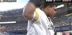 キレてる？ 気合い入りすぎ？ 104打席目でやっと初ホームラン！“鷹の助っ人”アストゥディーヨのベンチに戻ってくる様子が激しすぎる瞬間