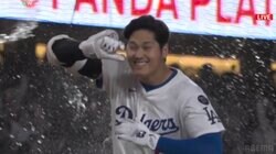 大谷翔平、劇的サヨナラ弾で「びしょ濡れ」手荒い歓迎を受ける…“フライング”のチームリーダー、最後まで水をかけ続けたのはあのムードメーカー「やっぱりw」