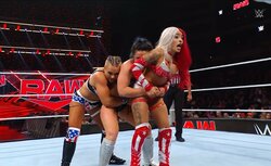 ヤバすぎる… 小柄女子レスラー、“二人同時”にぶっこ抜いた！ 衝撃ジャーマンに会場騒然