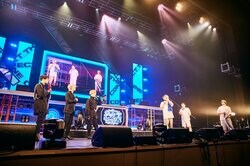 『ヒプノシスマイク』史上初のディビジョン別ライブが開幕！ハマに“ハマ”った2日間！浅沼晋太郎「こうして青い光だけの海を見ることができるとは思っていませんでした」